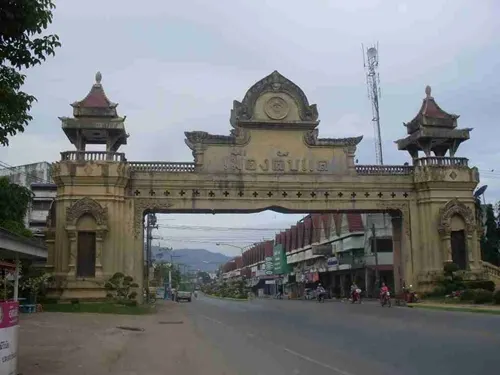 ซุ้มประตูเมืองลับแล
