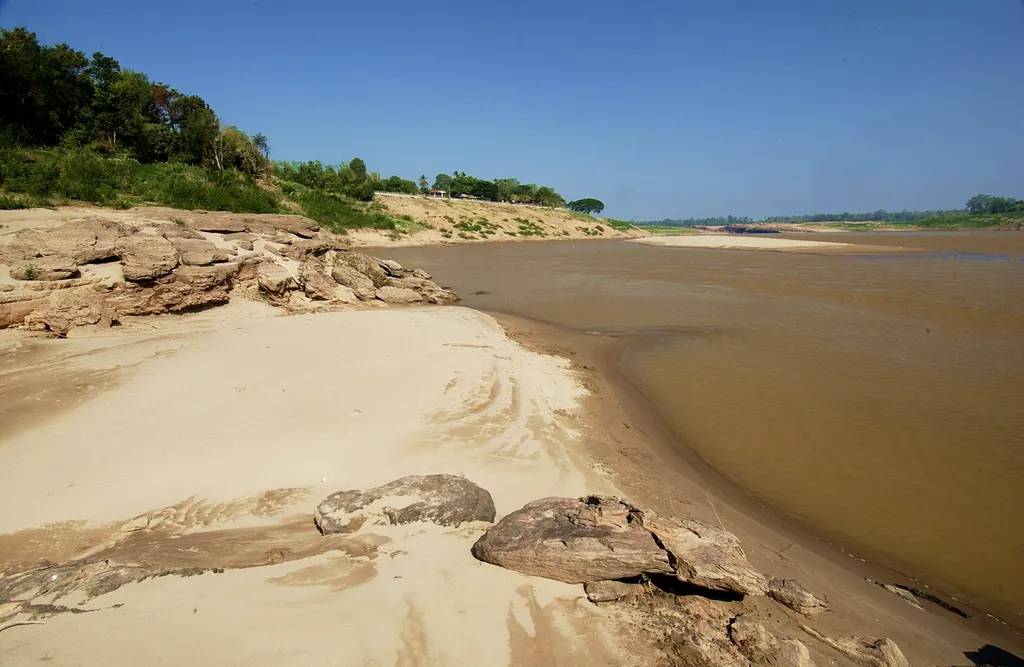 หาดสลึง